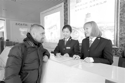 春运中，“东北最美高铁”第一站珲春站，“中俄姐妹花”李宏宇、俄罗斯志愿者玛丽娜正热心为外籍旅客解答问题。